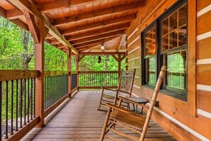 Terrace/patio - 8 acres • HotTub • free Dollywood tkt • pool table (Gatlinburg)