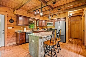 Fridge, microwave, oven, stovetop - 8 acres • HotTub • free Dollywood tkt • pool table (Gatlinburg)