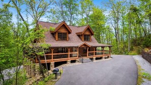 Exterior - 8 acres • HotTub • free Dollywood tkt • pool table (Gatlinburg)