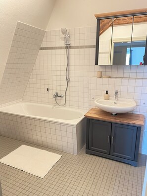 Serviettes fournies, savon, papier toilette