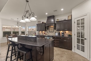 House, 4 Bedrooms, Patio, Pool View | Interior