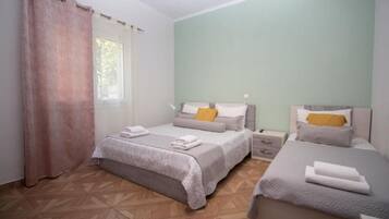 1 habitación, tabla de planchar con plancha, wifi y ropa de cama