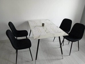 Family Suite, City View | In-room dining - Komfortowy Apartament u Baltazara (Duszniki Zdroj)