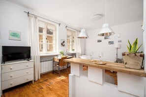 Studio (5) | Woonruimte | Een flatscreentelevisie