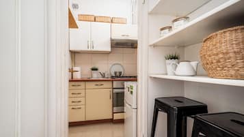 Monolocale (5) | Cucina privata | Frigorifero, piano cottura, bollitore elettrico