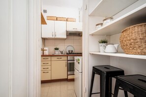 Studio (5) | Private kitchen | Fridge, stovetop, electric kettle, cookware/dishes/utensils