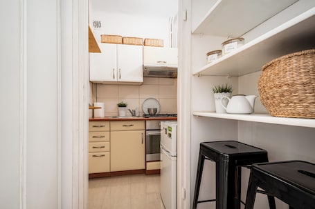 Refrigerador, placa de cocina, tetera/pava eléctrica