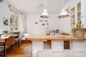 Studio (5) | Living area | Flat-screen TV