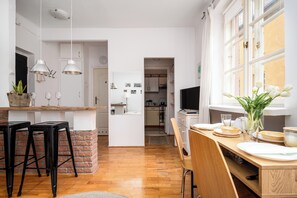 Studio (5) | Woonruimte | Een flatscreentelevisie