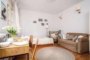 Studio (5) | Living area | Flat-screen TV - Apartamenty Sun & Snow Plac Zamkowy (Warsaw)