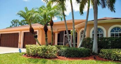 Charming 3-bedroom house with WiFi and AC in serene Port St. Lucie