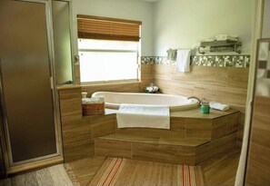 Baignoire à jets, sèche-cheveux, serviettes fournies, savon