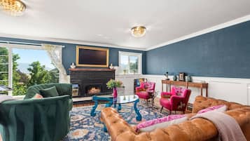 Smart TV, fireplace