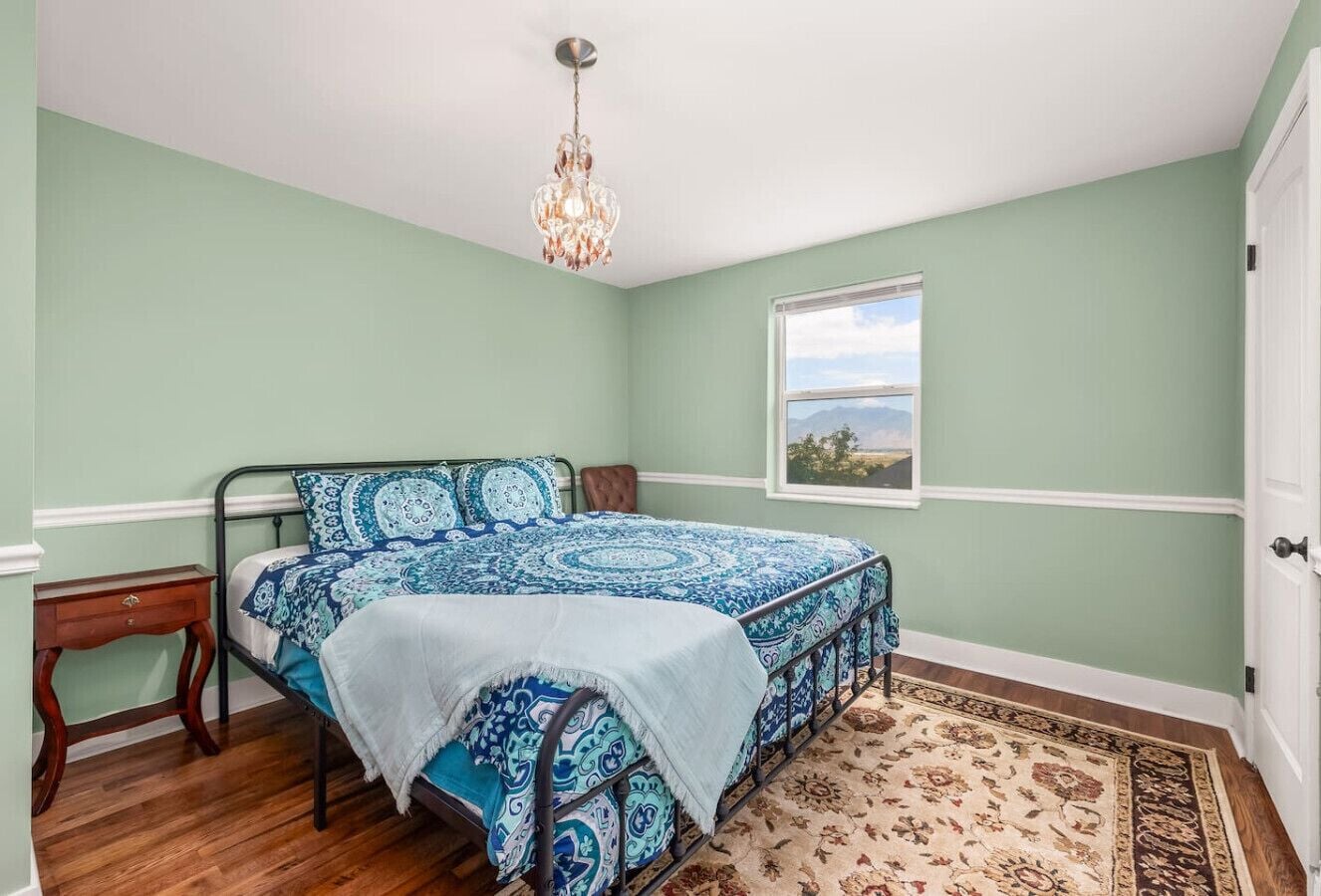 5 bedrooms, desk, iron/ironing board, free WiFi