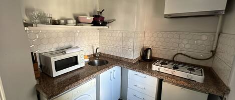 Deluxe-Apartment | Eigene Küche | Mini-Kühlschrank, Mikrowelle, Herdplatte, Kochgeschirr/Geschirr/Besteck