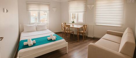 Deluxe Apartment | Hypo-allergenic bedding, free minibar, individually decorated