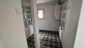 Deluxe Apartment | Bathroom