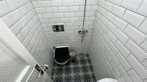 Deluxe-Apartment | Badezimmer | Dusche, Haartrockner, Hausschuhe, Handtücher