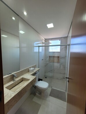 Toallas, jabón, papel de baño 