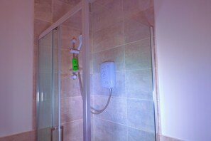Een douche, een haardroger, een bidet, handdoeken