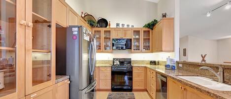 Geladeira, micro-ondas, fogão, cooktop