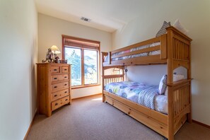 4 bedrooms, bed sheets