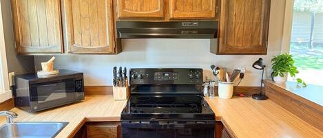 Een koelkast, een microgolfoven, een oven, een kookplaat