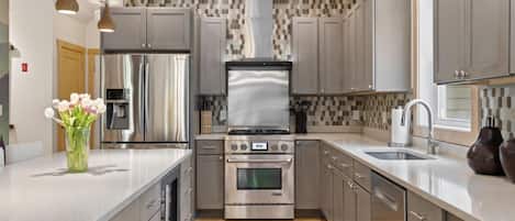 ثلاجة، ميكروويف، فرن، موقد طهي مسطح