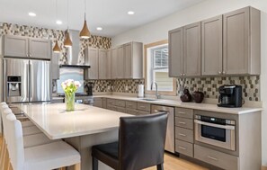 冷蔵庫、電子レンジ、オーブン、コンロ