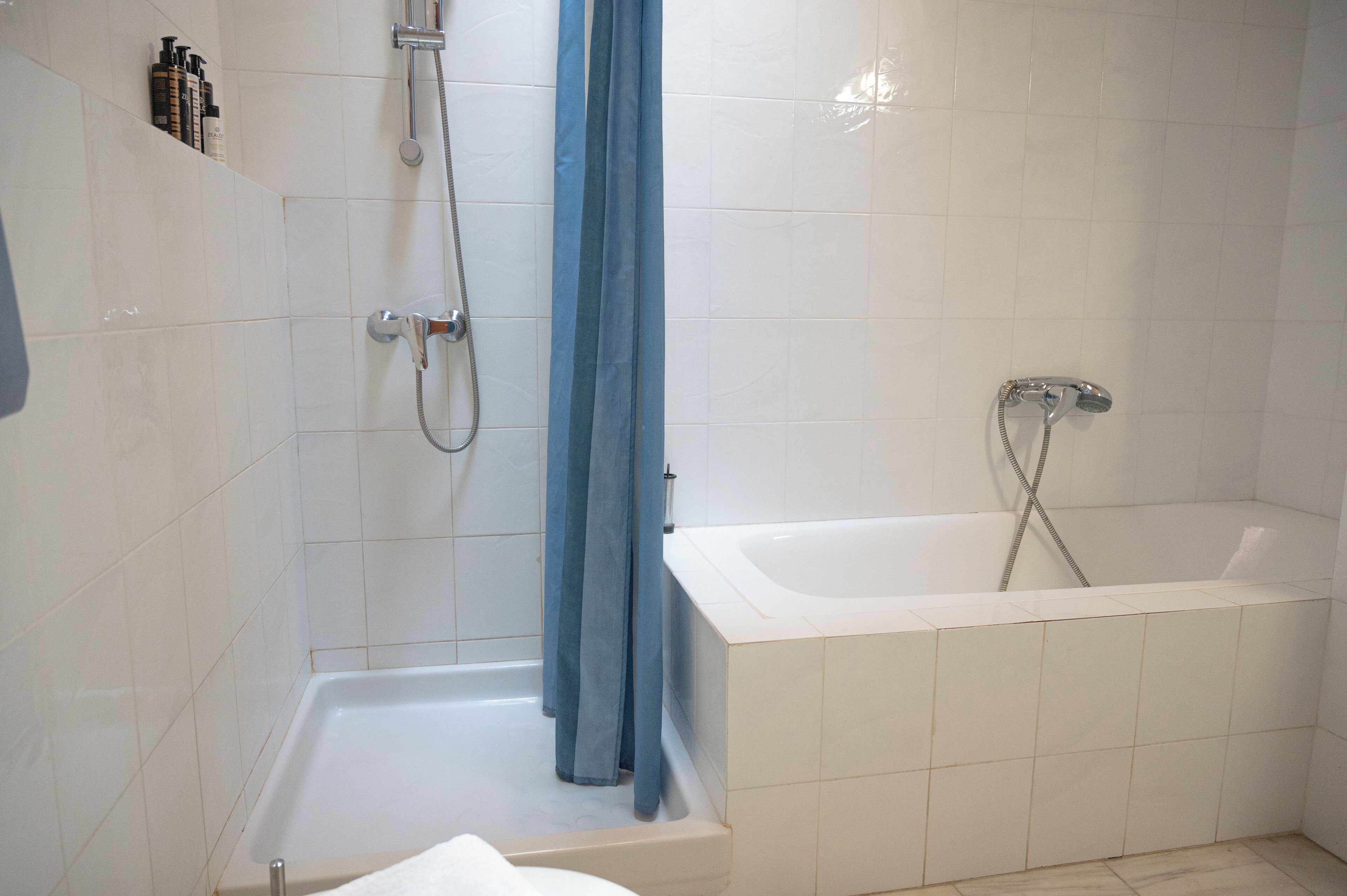 Un baño con ducha, bañera y retrete.