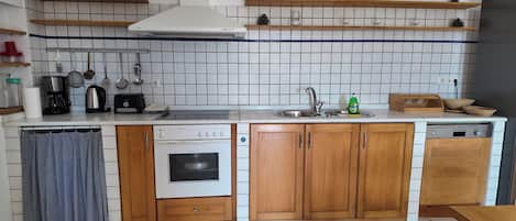 Departamento, 2 habitaciones, vista al jardín | Cocina privada | Refrigerador con congelador y tetera eléctrica