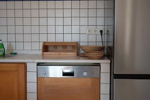 Apartment, 2 Bedrooms, Garden View | Private kitchen