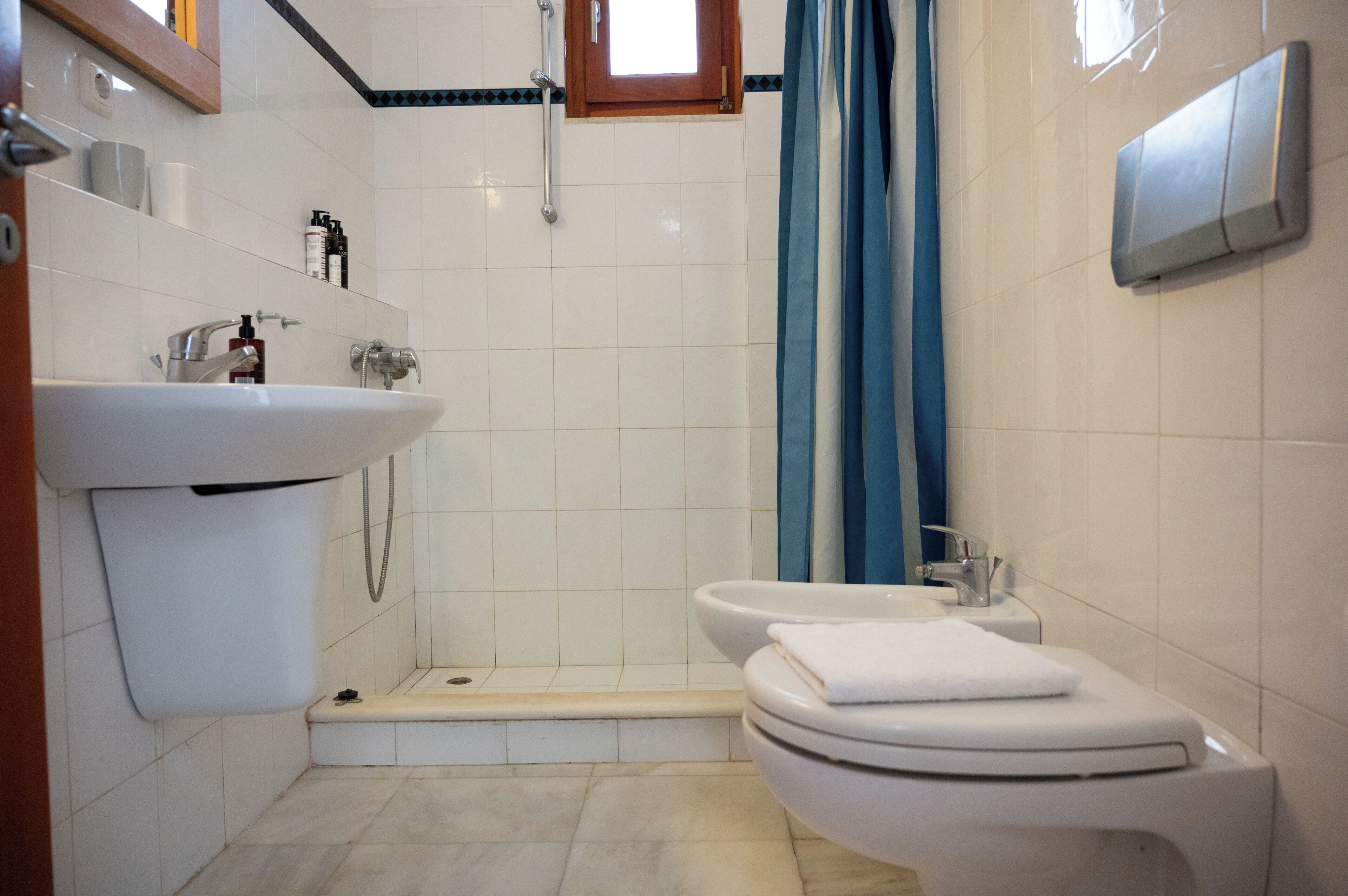 Ein Badezimmer mit Waschbecken, Toilette und Dusche.