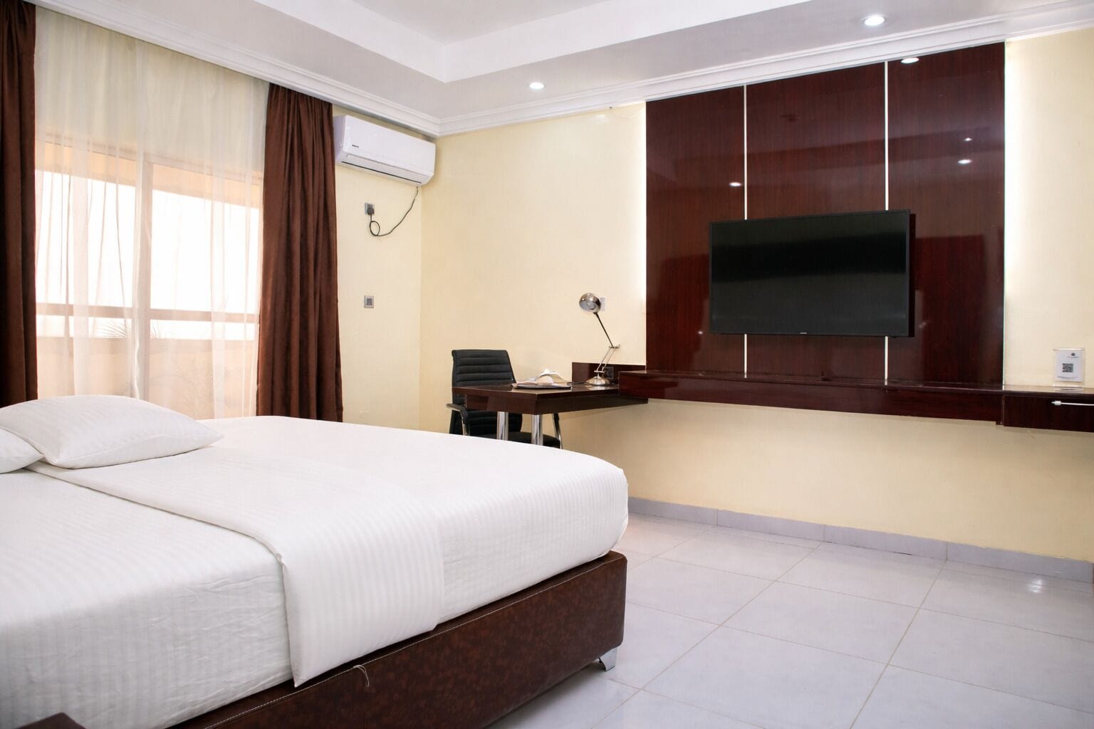 Bureau, espace de travail pour ordinateur portable, Wi-Fi gratuit