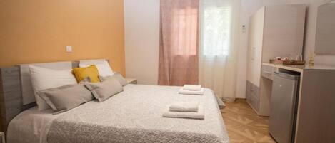 1 habitación, tabla de planchar con plancha, wifi y ropa de cama