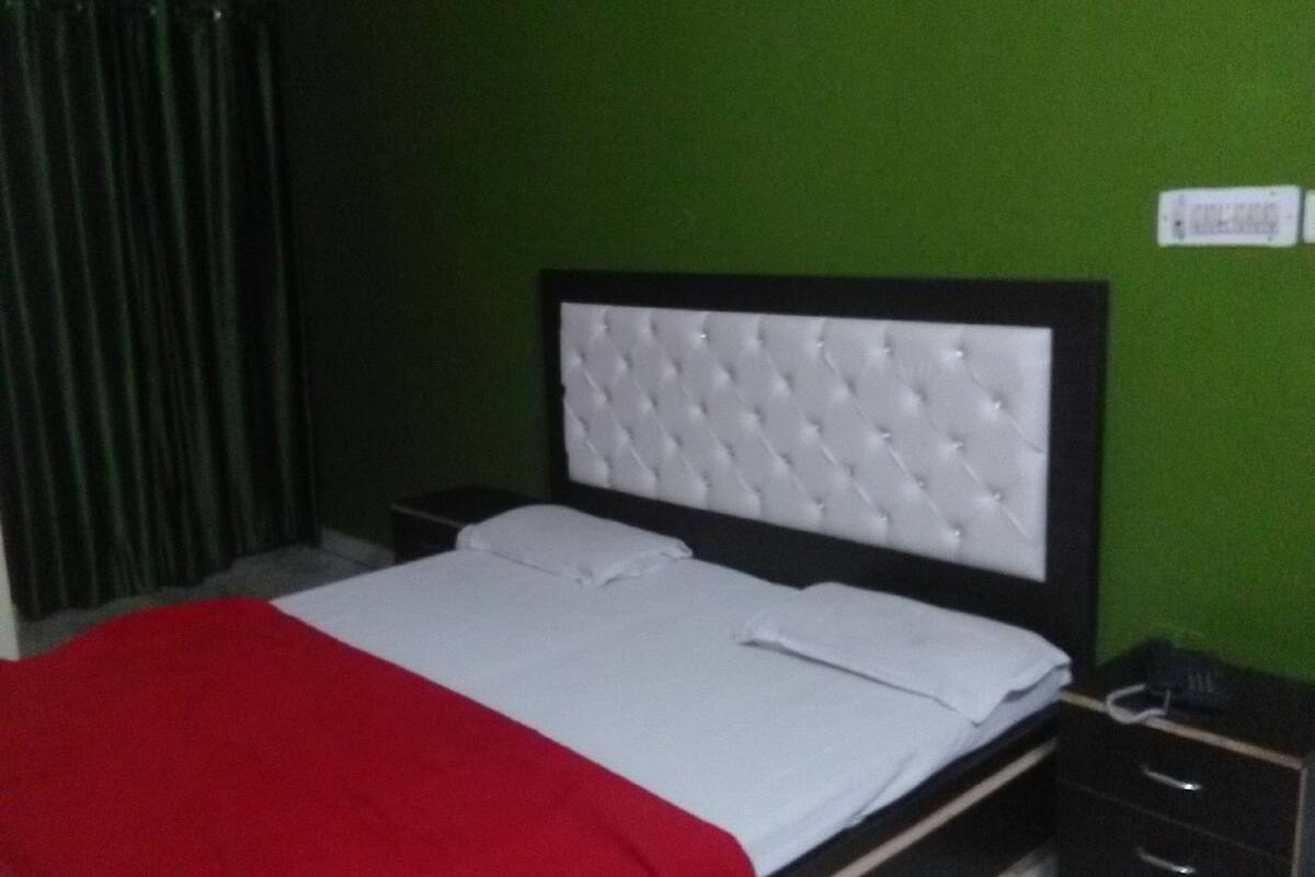 Deluxe Double Room | Desk