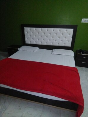 Deluxe Double Room | Desk