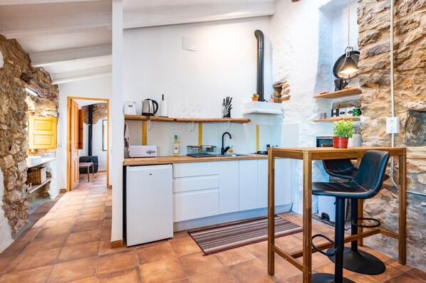Frigorífico, microondas, horno y placa de cocina