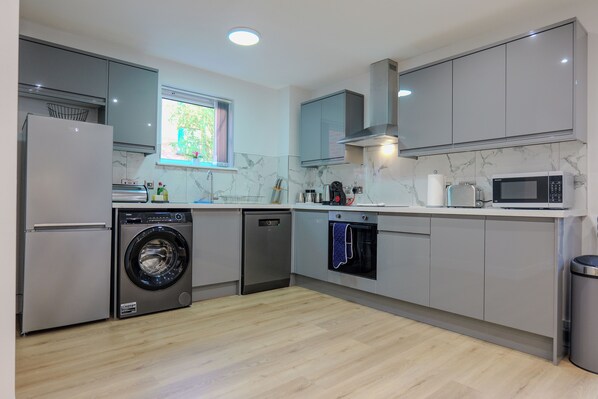 Apartment, 2 Bedrooms | Private kitchen | Electric kettle, toaster