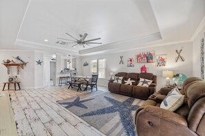 TV - Nestled in downtown Port Aransas and just minutes from the beach (Port Aransas)