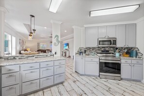 Fridge, microwave, oven, stovetop - Nestled in downtown Port Aransas and just minutes from the beach (Port Aransas)