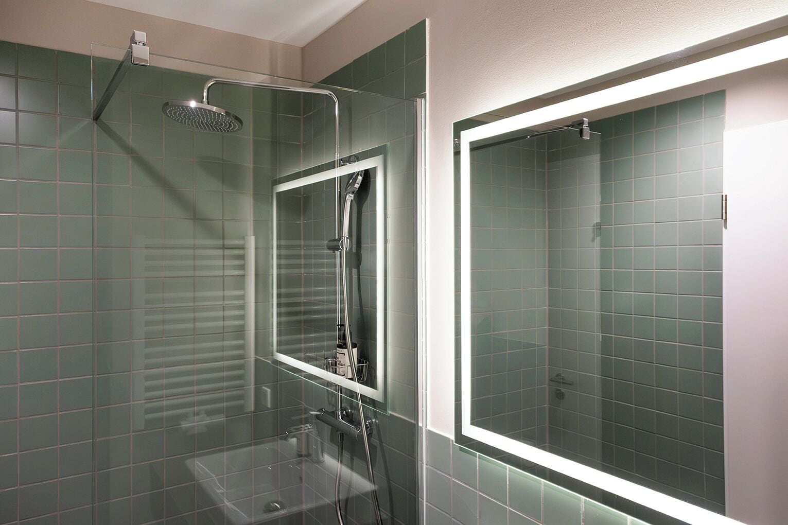 City-Doppelzimmer | Badezimmer | Dusche, Haartrockner, Handtücher, Seife