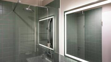 City-Doppelzimmer | Badezimmer | Dusche, Haartrockner, Handtücher, Seife