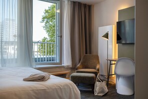 Dobbeltrom – city | Safe på rommet, skrivebord, blendingsgardiner og lydisolert