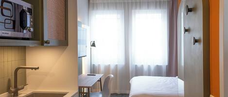 Caja de seguridad en la habitación, cortinas blackout y insonorización