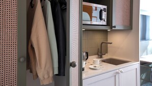 A modern kitchen with a built-in oven, a sink, and a countertop. - HUB Apartments – St. Georg (Hamburg)