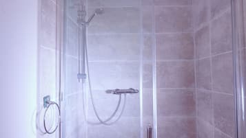Dusche, Haartrockner, Bidet, Handtücher