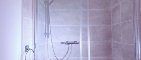 Dusche, Haartrockner, Bidet, Handtücher