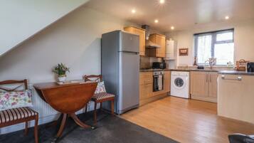 Cottage | Privékeuken | Een vaatwasser, kookgerei, borden en bestek