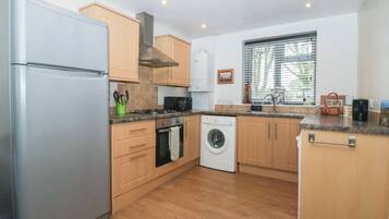 Cottage | Private kitchen | Dishwasher, cookware/dishes/utensils
